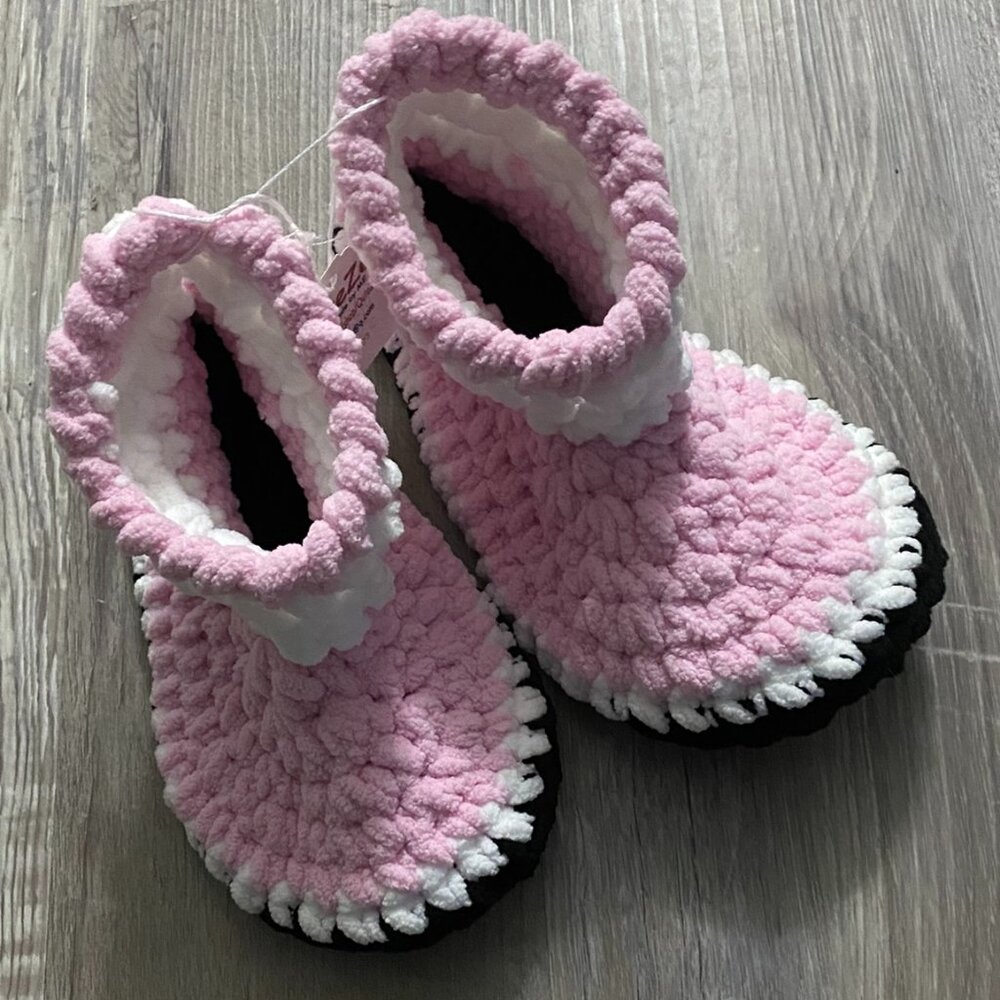 New Super Cozy soft slippers - Pink and White size 7/8 - nonslip bottoms